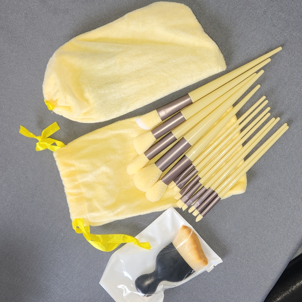 Makeup brushes! Yellow! - Picture 3 of 9